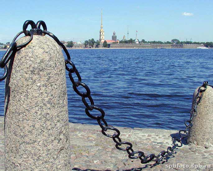 Фото Петербурга . Вид на Петропавловскую крепость через
Неву
