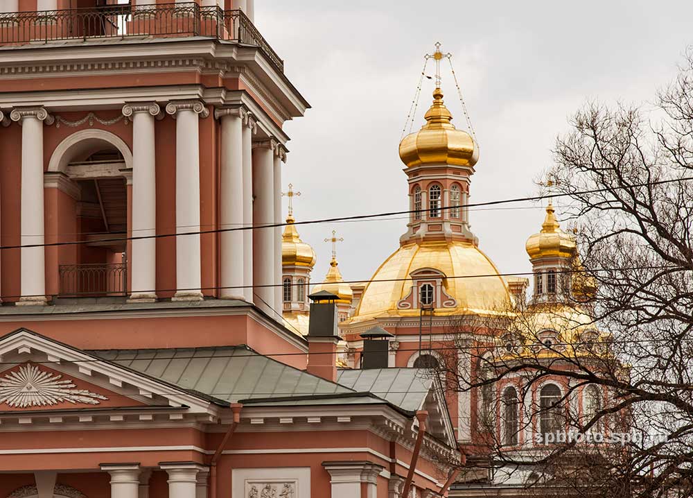 Купола Крестовоздвиженского собора на Лиговском проспекте в Санкт-Петербурге