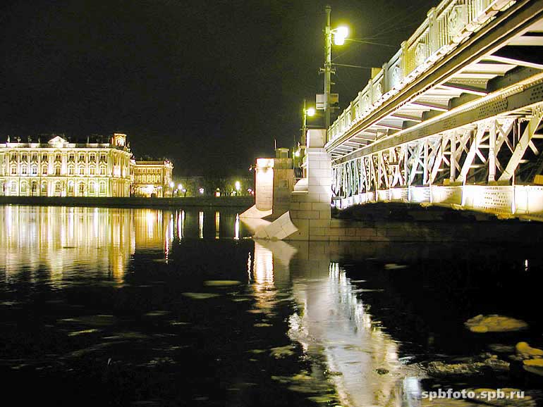 Эрмитаж ночью с Дворцового моста.