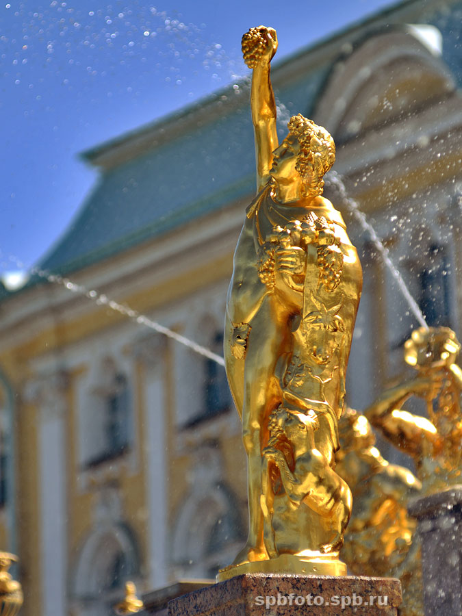 Фавн. Скульптура Большого каскада в Петродворце.