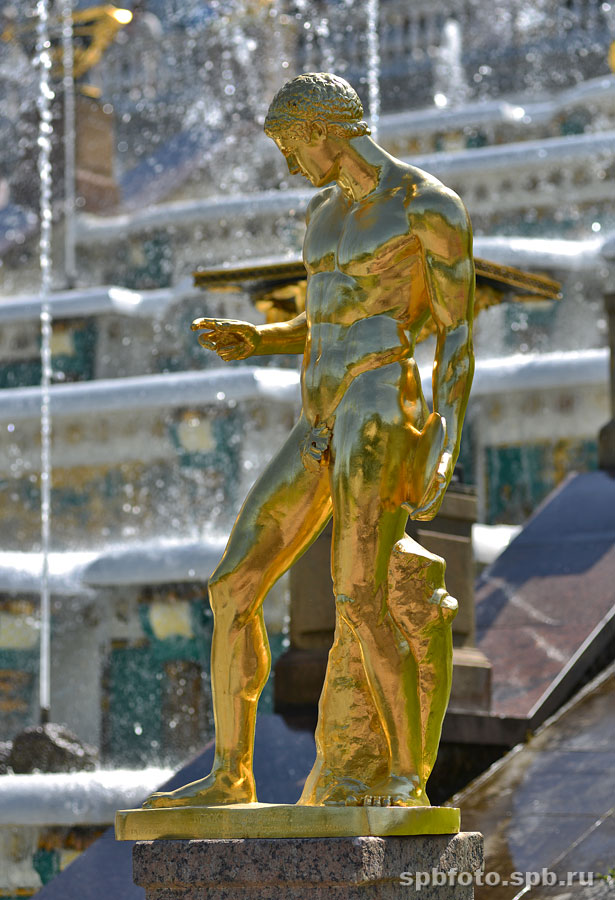 Дискобол. Скульптура Большого каскада в Петродворце (Петергофе )