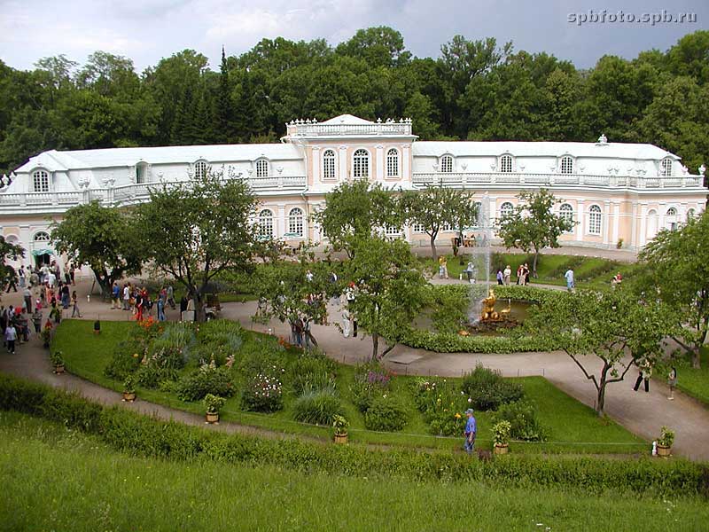 Оранжерея в парке Петродворца