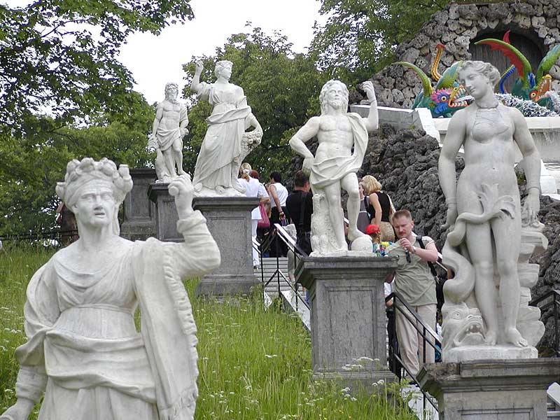 Статуи у фонтана 