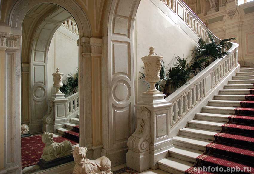 Парадная лестница Юсуповского дворца. Нижний этаж.