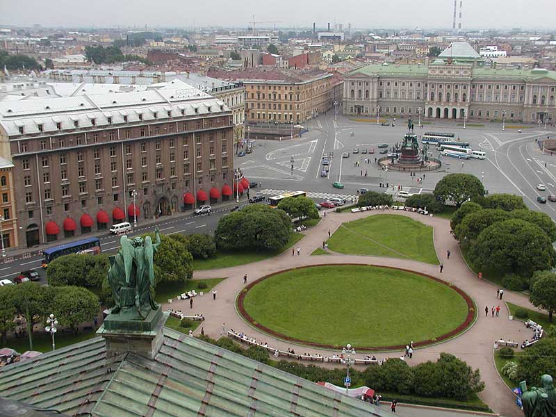 Вид с колоннады на Исаакиевскую площадь.