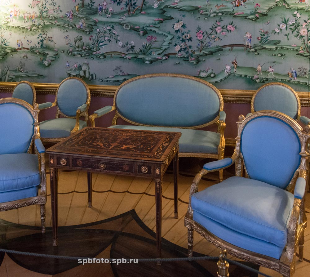 Екатерининский дворец в Царском селе. Китайская голубая гостиная. Голубая мягкая мебель.