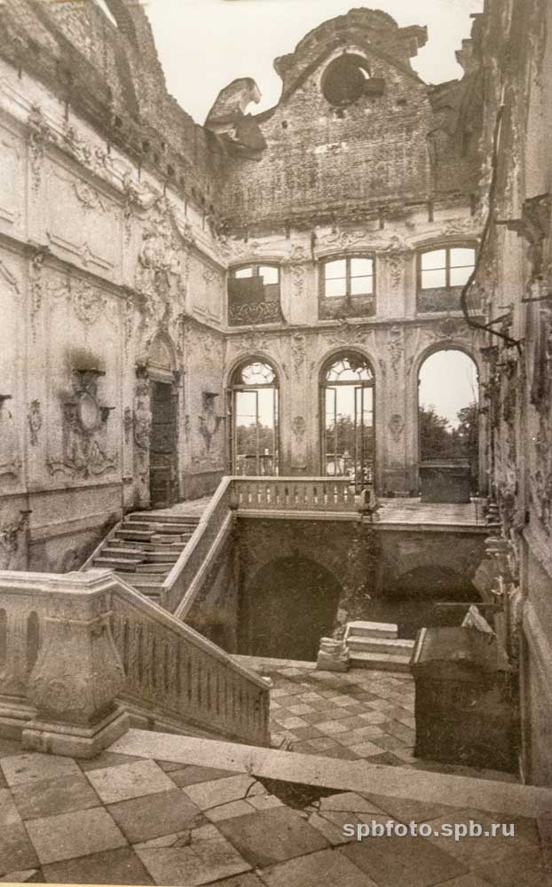 Екатерининский дворец в Царском селе. Парадная лестница. 1944 год