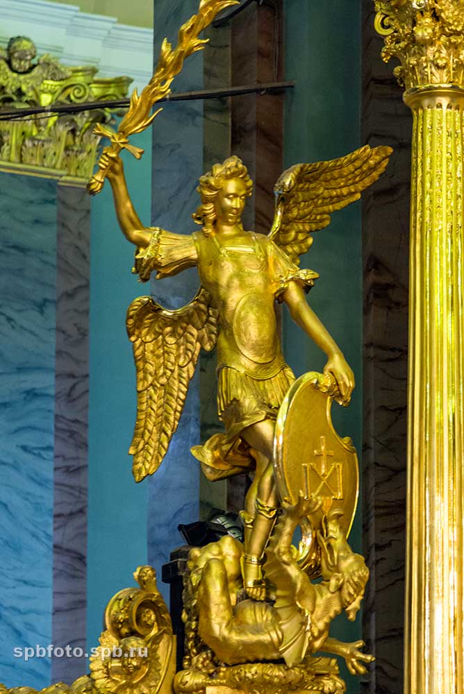 Ангел на вратах алтаря Петропавловского собора