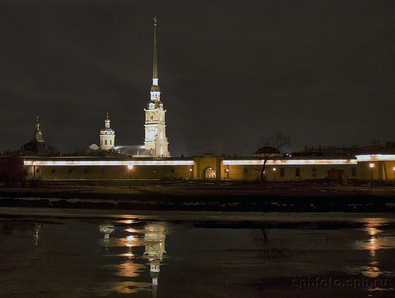 Петропавловская крепость ночью
