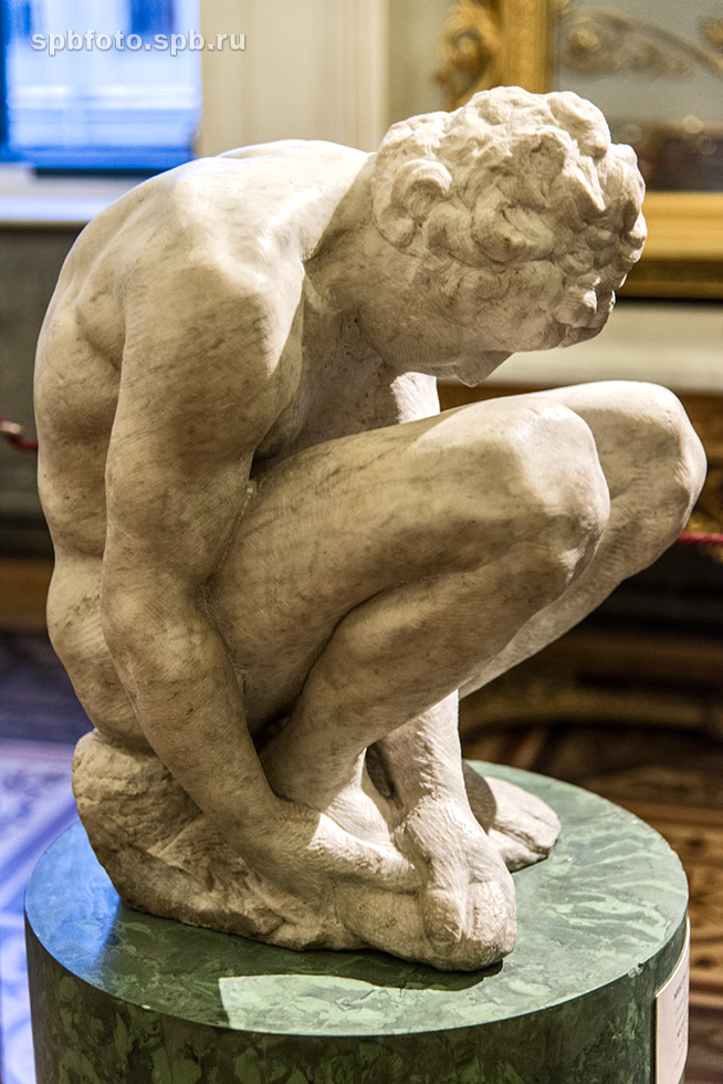 Скорчившийся мальчик. Микеланджело Буонарроти. XV век. Эрмитаж.